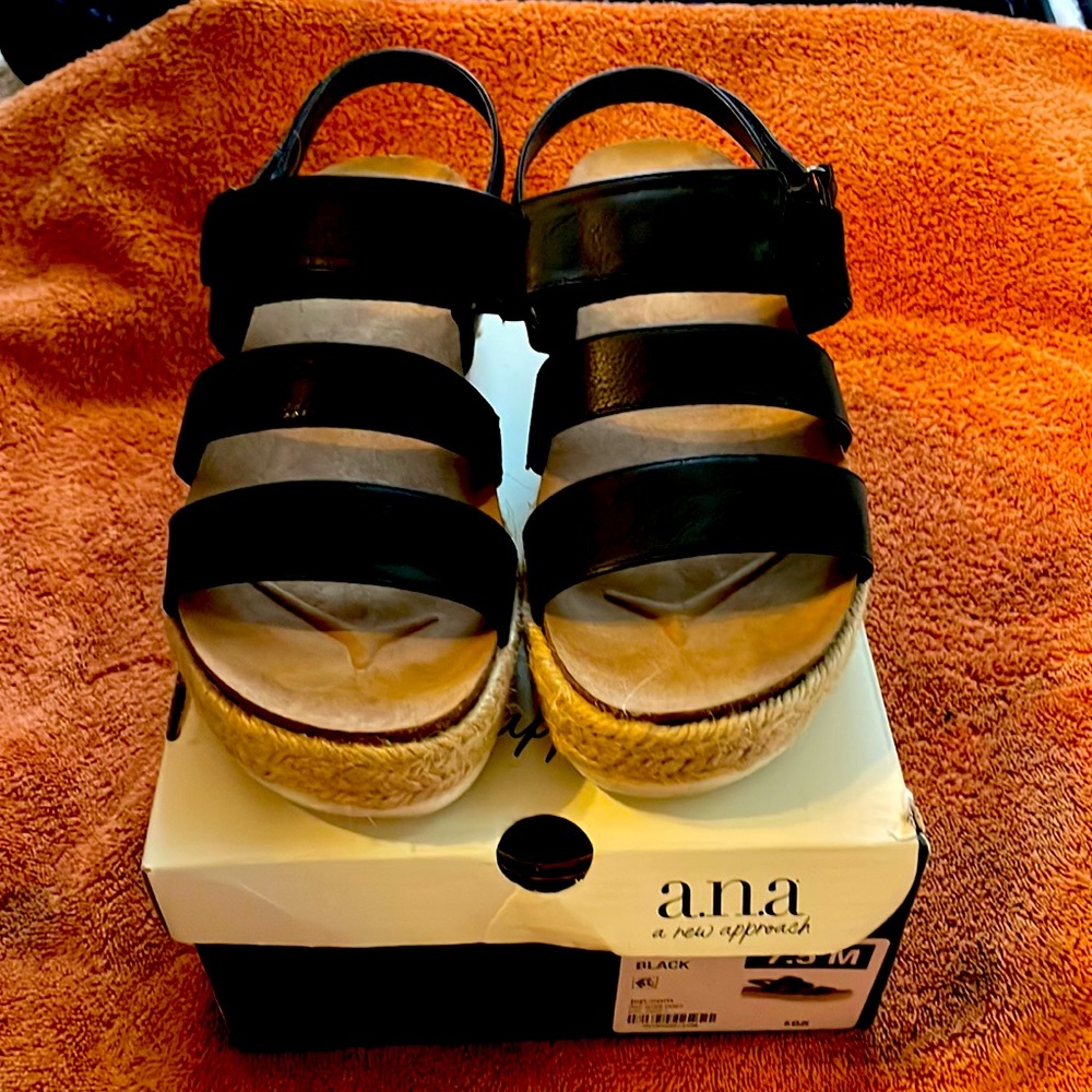 Black strap sandals 7.5